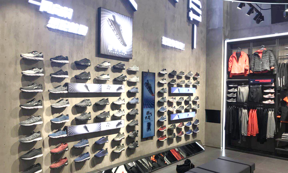 上海某品牌專賣店條屏應用案例